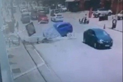 Mulher perde controle de carro automático e quase causa acidente em Saquarema