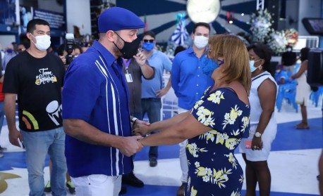 Diogo Nogueira consola a viúva de Monarco, dona Olinda durante o velório. - Ag.news