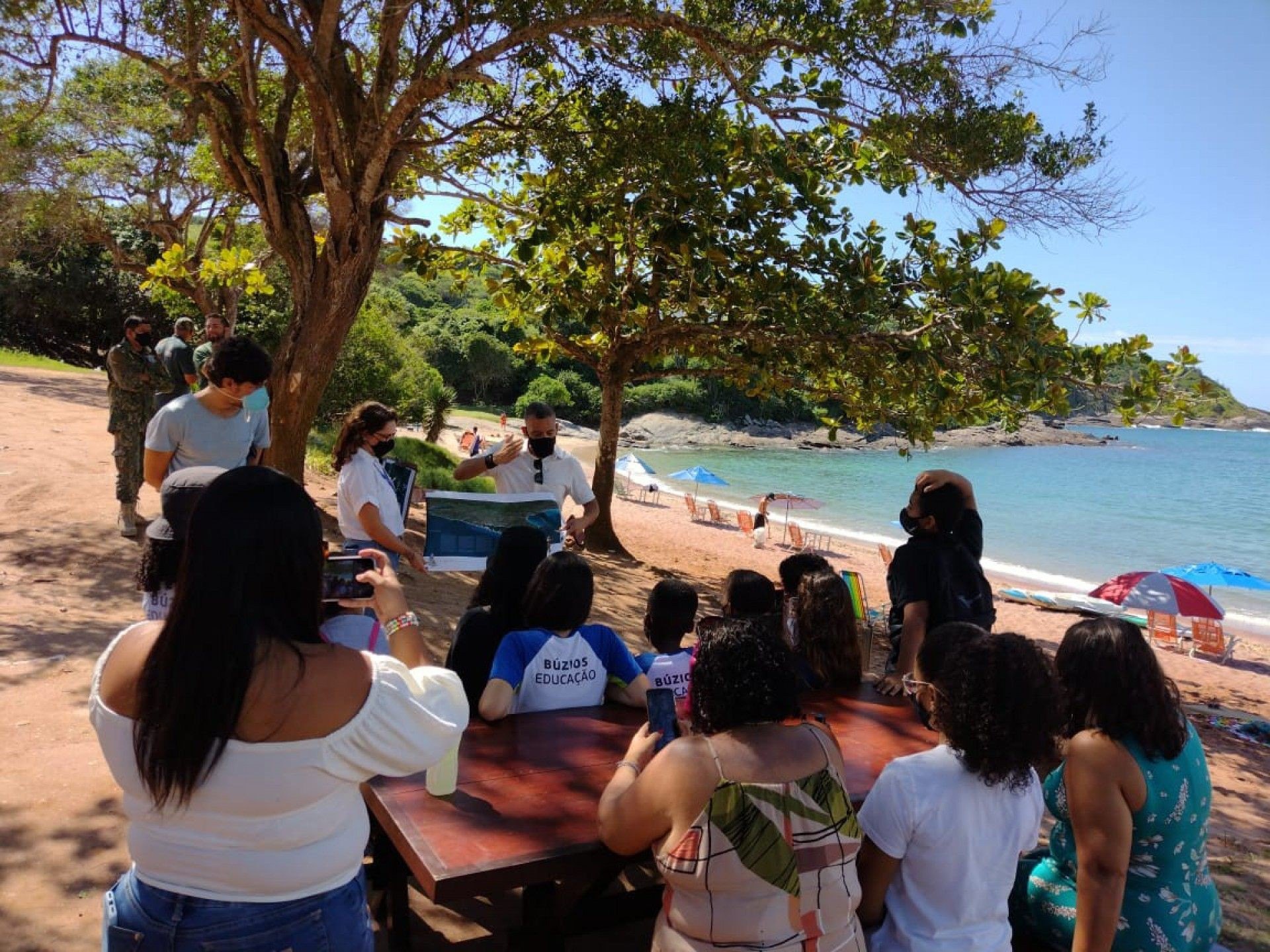 Estudantes da rede municipal de Búzios participam de atividade de educação ambiental relacionada ao Programa Bandeira Azul na Praia do Forno