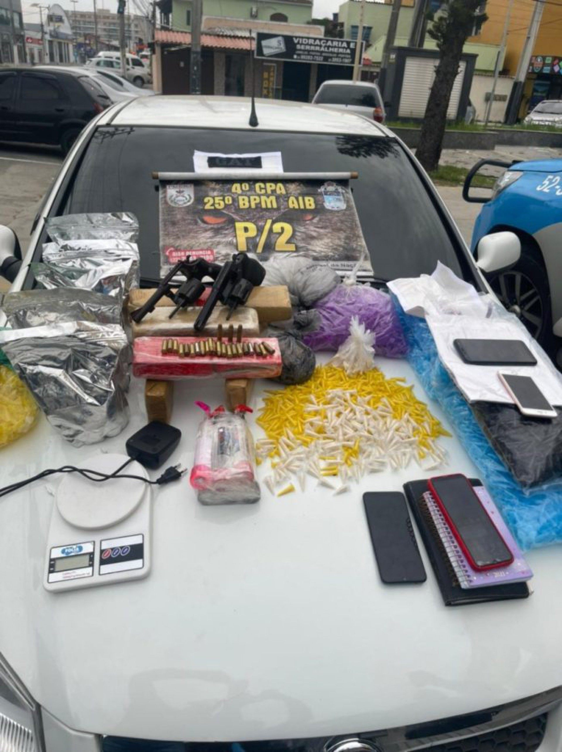 Foram apreendidos dois revólveres calibre 38, 23 munições intactas, quatro lança-perfume, 5,5 kg de cocaína, além 26 sacolés e 500 cápsulas da mesma droga - Letycia Rocha (RC24h)