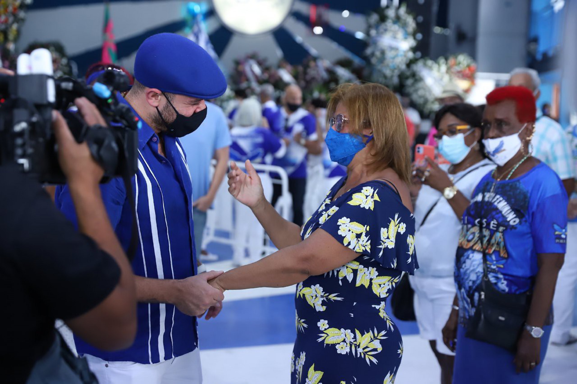 Diogo Nogueira consola a viúva de Monarco, dona Olinda durante o velório. - Ag.news