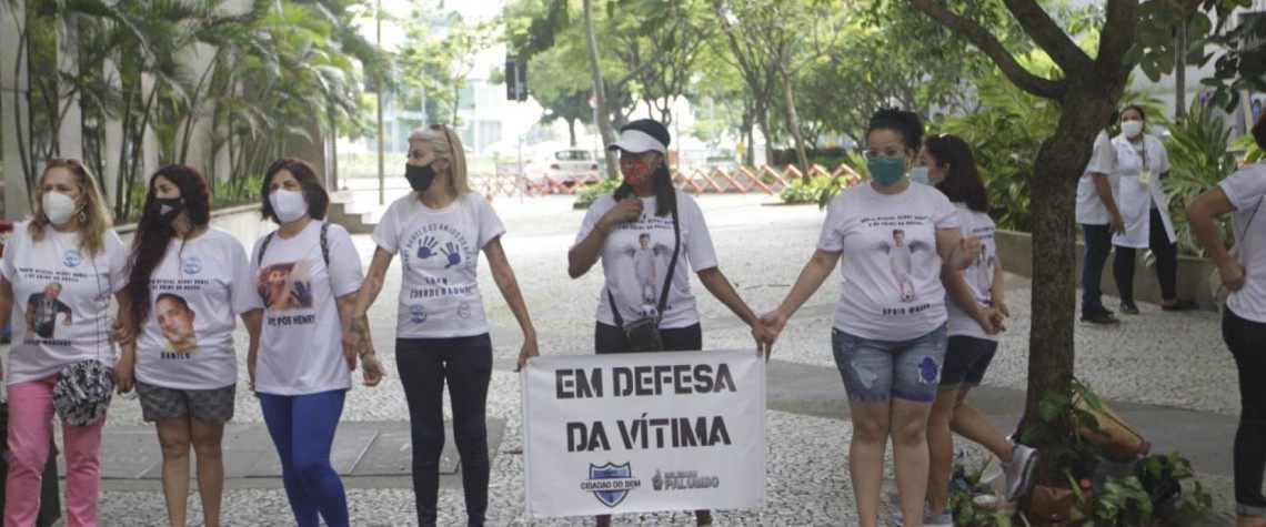 Grupo de mulheres faz protesto em frente ao Tribunal de Justi&ccedil;a