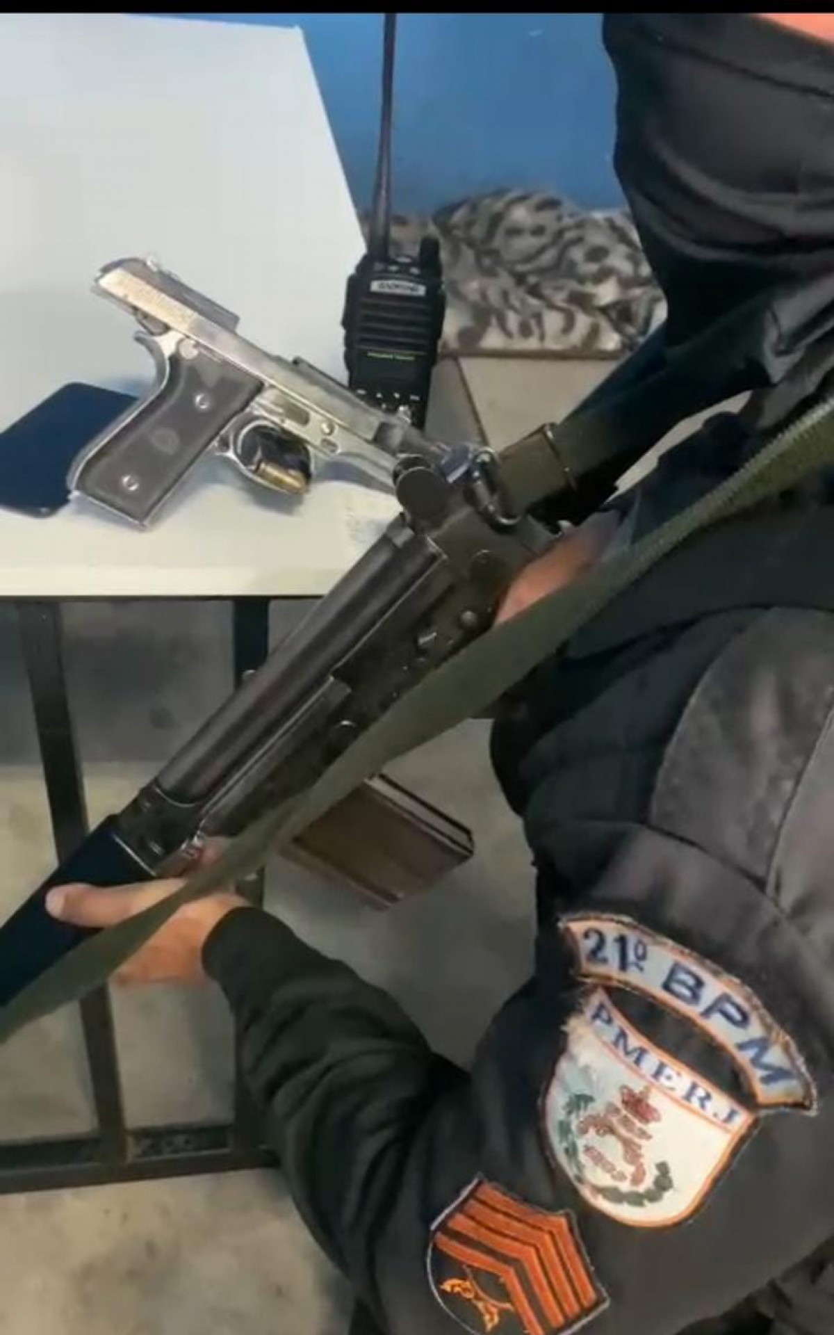 Com o criminoso baleado, a equipe encontrou uma pistola e um r&aacute;dio transmissor