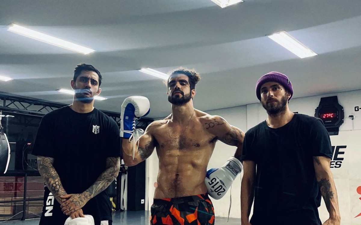 Caio Castro posa sem camisa ao lado do personal trainer Caio Franco e do ator Mauro Cominato