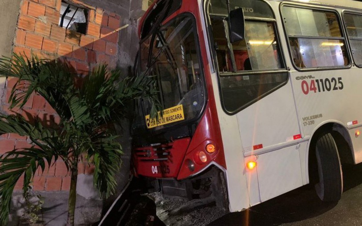 Ônibus invade casa em Manaus - Divulgação