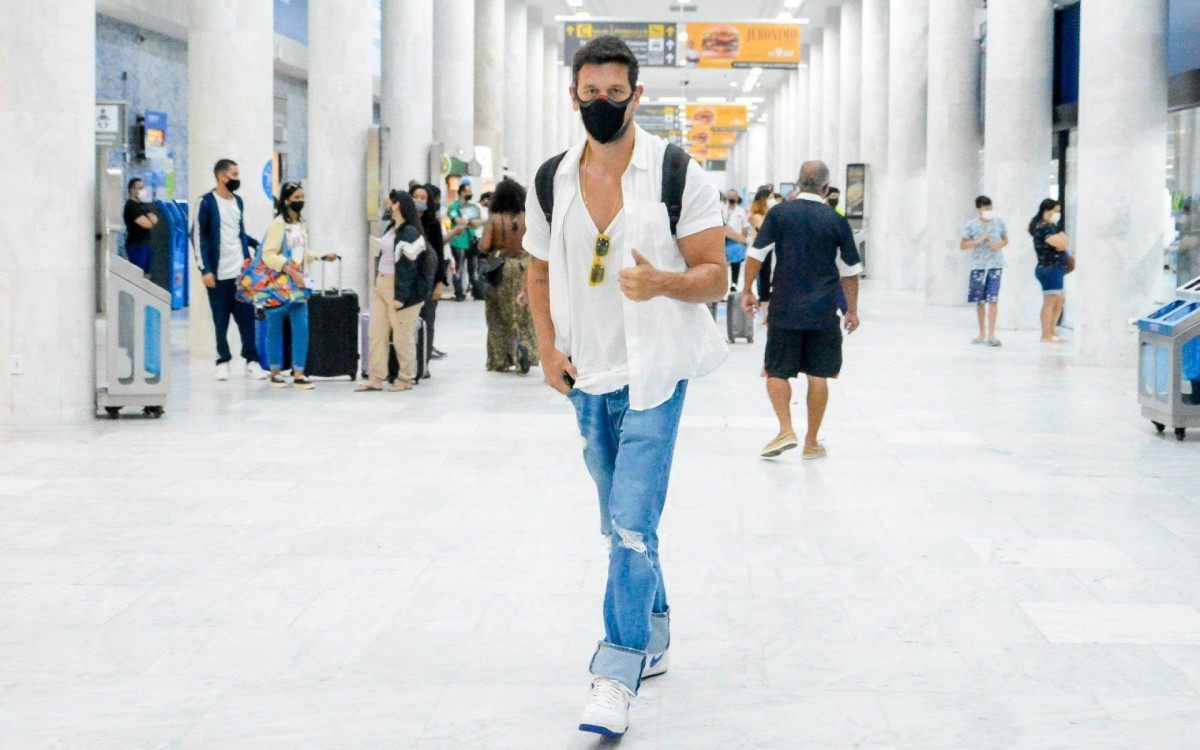 Jo&atilde;o Vicente Castro Desembarca no Aeroporto Santos Dumont no Rio de Janeiro.