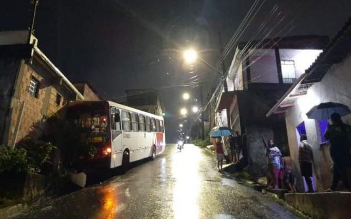 &Ocirc;nibus invade casa em Manaus