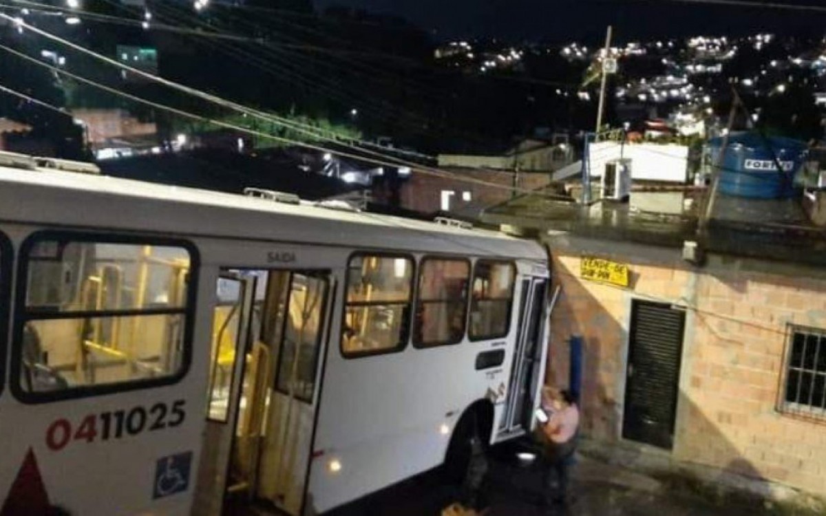&Ocirc;nibus invade casa em Manaus