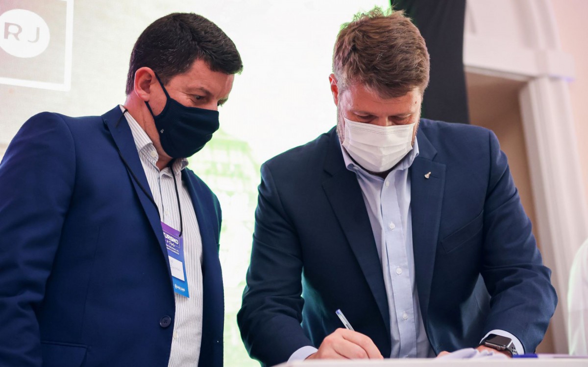 Secret&aacute;rio de Turismo do estado, Gustavo Tutuca, junto ao prefeito de Petr&oacute;polis, Hingo Hammes, durante o F&oacute;rum Regional de Turismo Fluminense