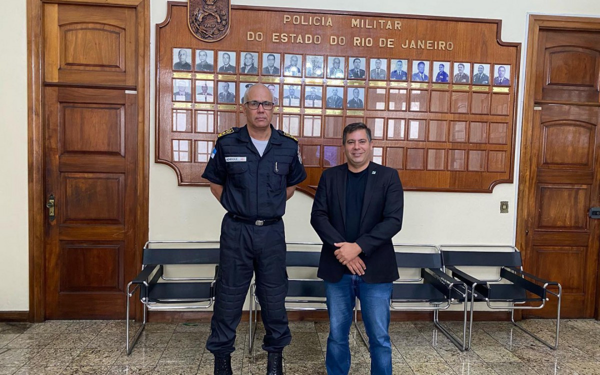 Dr Serginho com comandante geral da PM, coronel Luiz Henrique Lima,