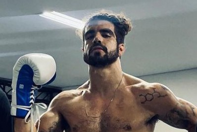 Caio Castro Posa Sem Camisa E Impressiona F S Com F Sico Sarado Deus Grego Celebridades O Dia