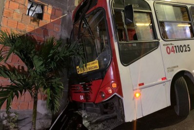 Ônibus invade casa após derrapar em ladeira