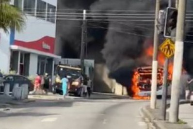Ônibus pega fogo e interdita estrada em Campo Grande