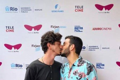 Johnny Massaro dá beijão em namorado em festival de cinema no Rio