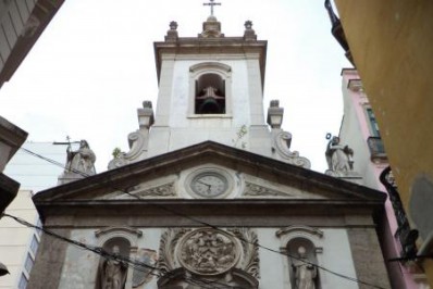 Bala de canhão perdida atinge Igreja no Centro