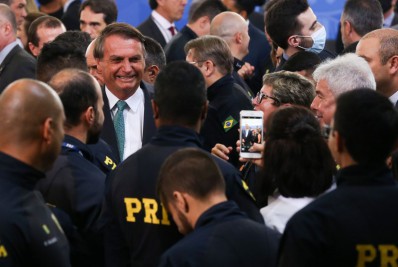 Bolsonaro diz que policiais federais devem ter reajuste até 2022