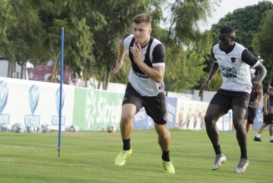 Monitorado pelo Botafogo, zagueiro é anunciado em clube da Série B