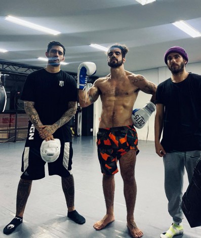 Caio Castro posa sem camisa ao lado do personal trainer Caio Franco e do ator Mauro Cominato - Reprodução/Instagram