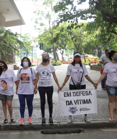 Grupo de mulheres fez manifestação em defesa de vítimas de violência em frente ao Tribunal de Justiça no Rio