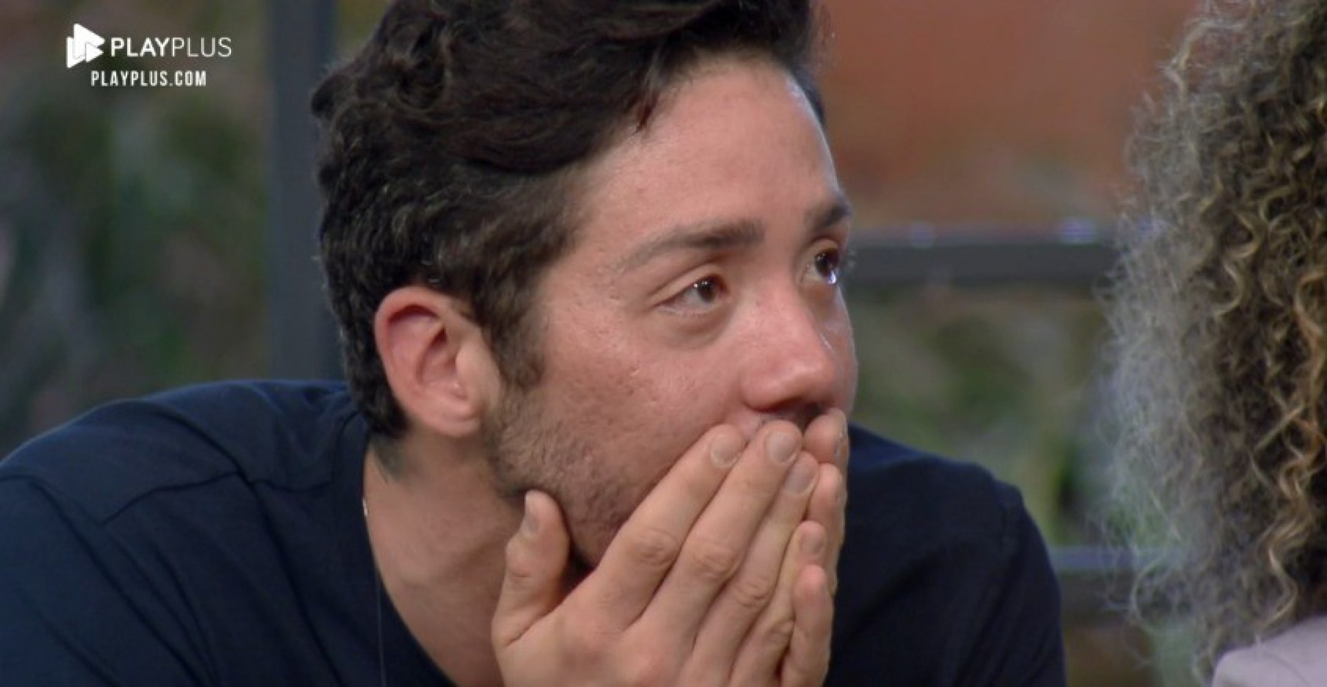 Rico chocado ao ver a cena de Dayane rasgando seu casaco - Reprodução / PlayPlus