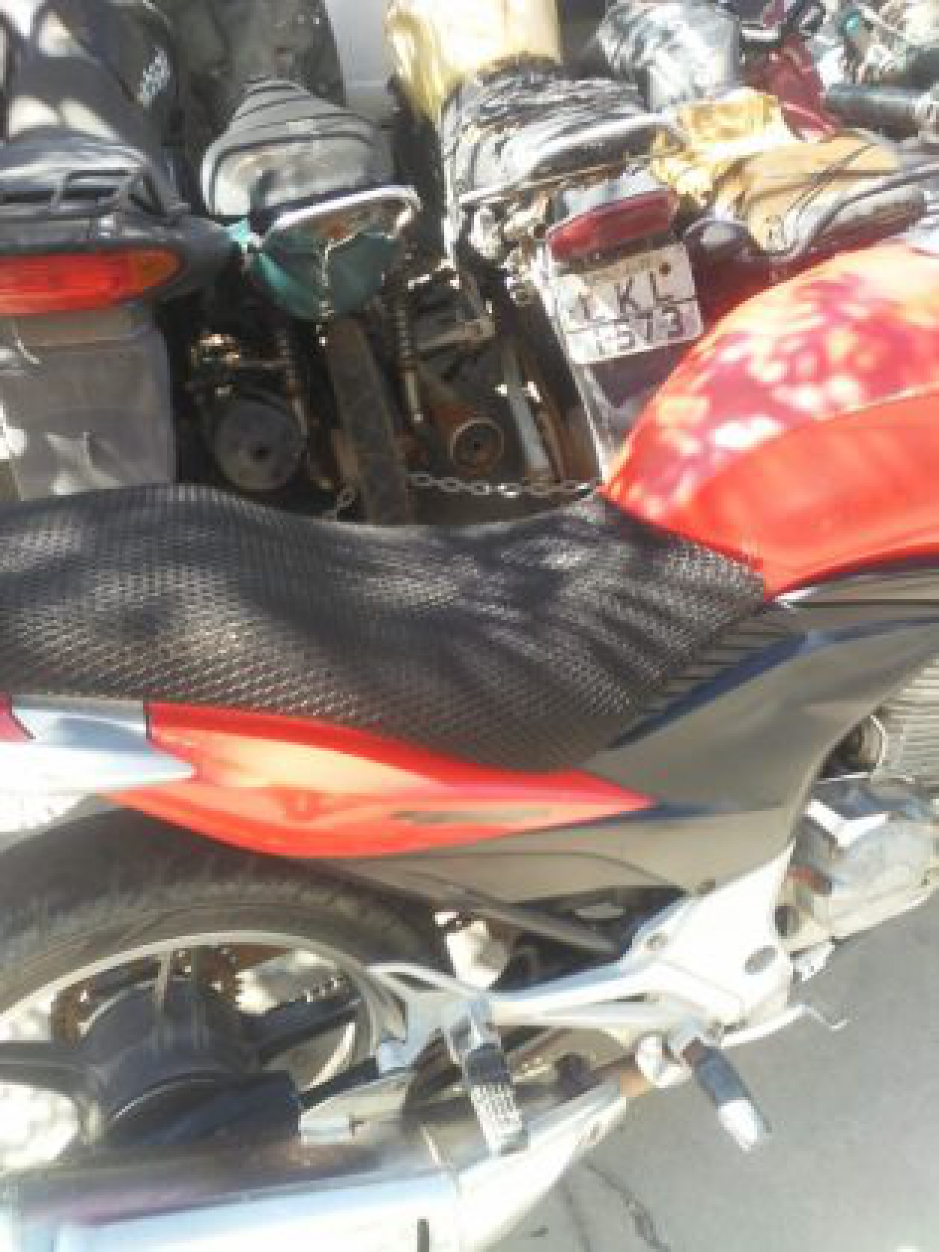 Motocicleta no p&aacute;tio da 118&ordf; DP, no dia 24 de setembro  - Letycia Rocha (RC24h)