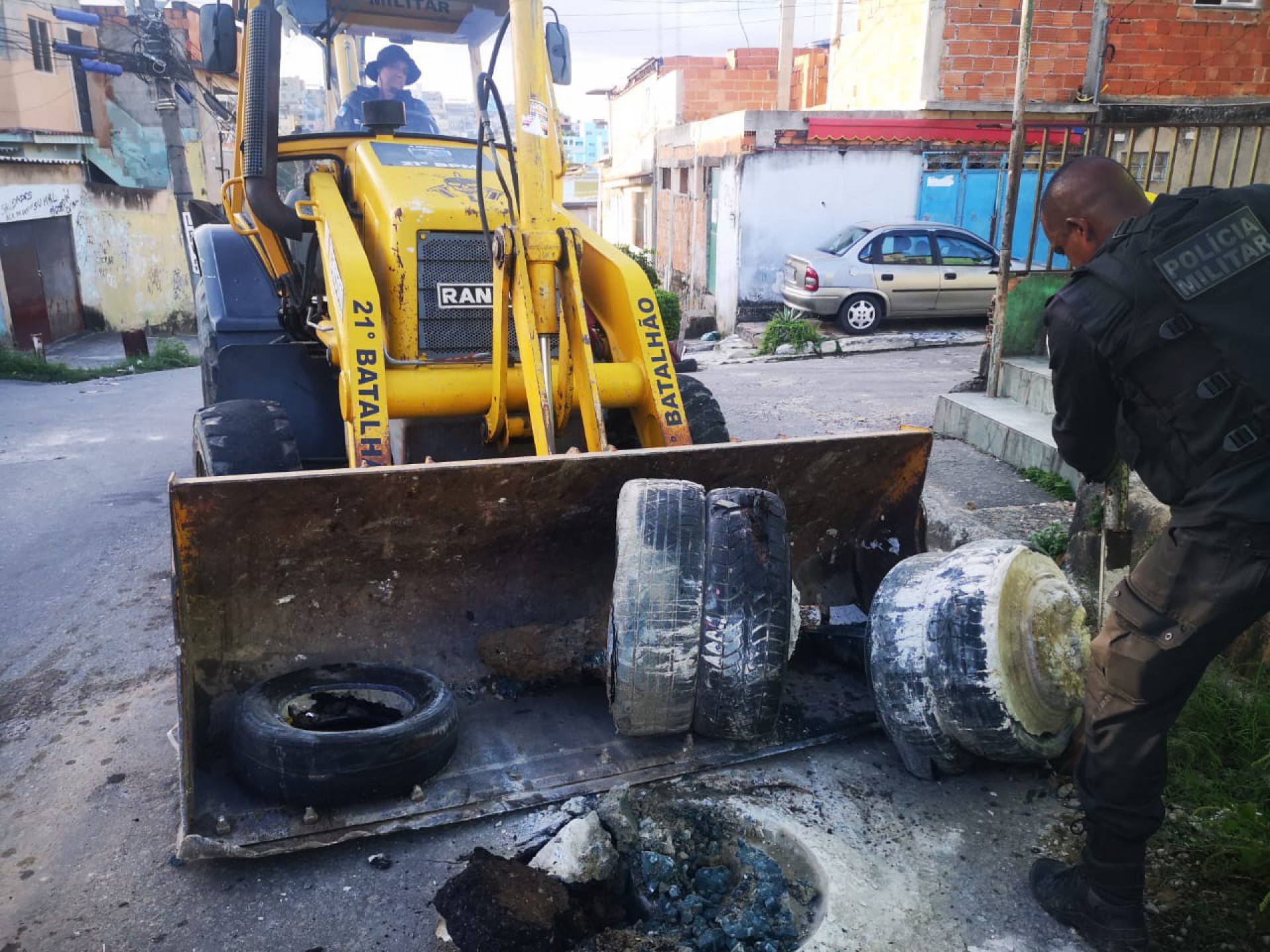 A&ccedil;&atilde;o para retirada de barricadas em ruas de &Eacute;den, em S&atilde;o Jo&atilde;o de Meriti - Divulga&ccedil;&atilde;o