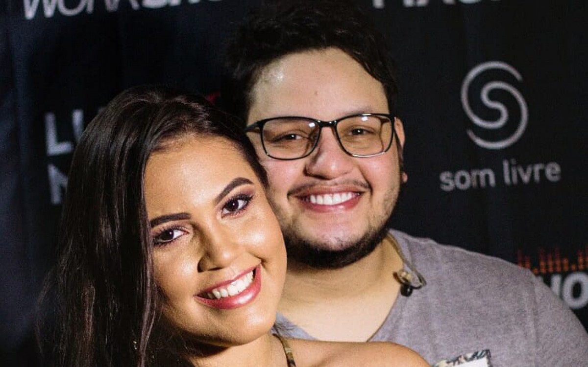 O cantor Maur&iacute;lio e a namorada, Luana Ramos 