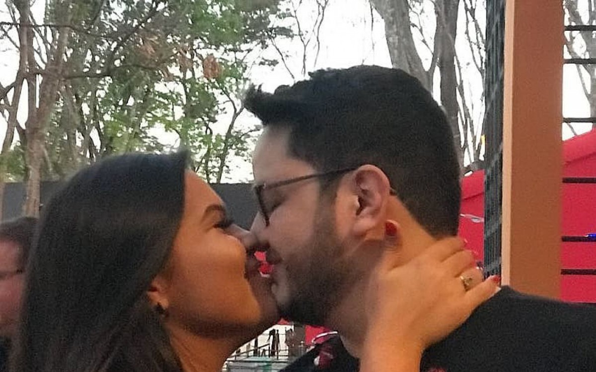 O cantor Maur&iacute;lio e a namorada, Luana Ramos 