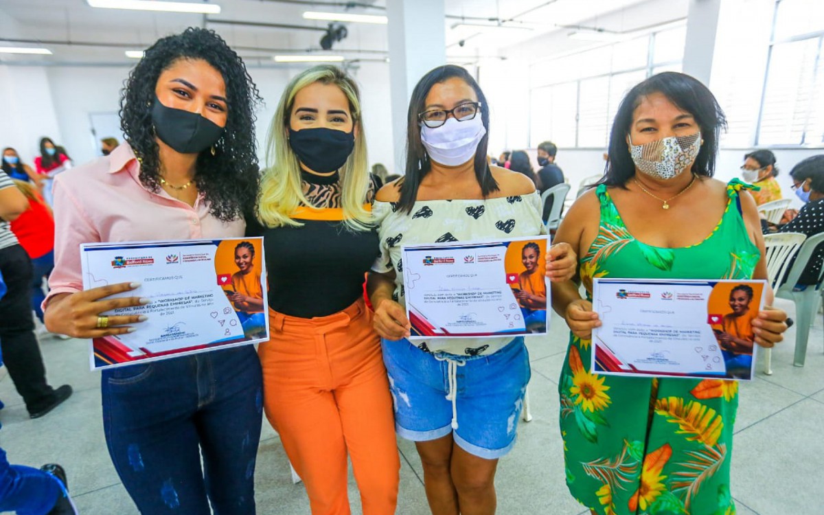 A secret&aacute;ria Brenda Carneiro (2&ordf; da esquerda para a direita) entregou os certificados &agrave;s formandas