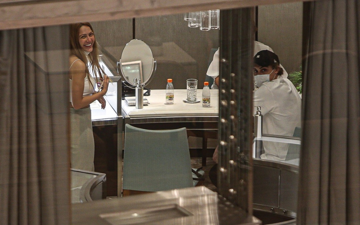 Sarah Poncio e o namorado, Bruno Krupp, v&atilde;o &agrave; joalheria em shopping do Rio