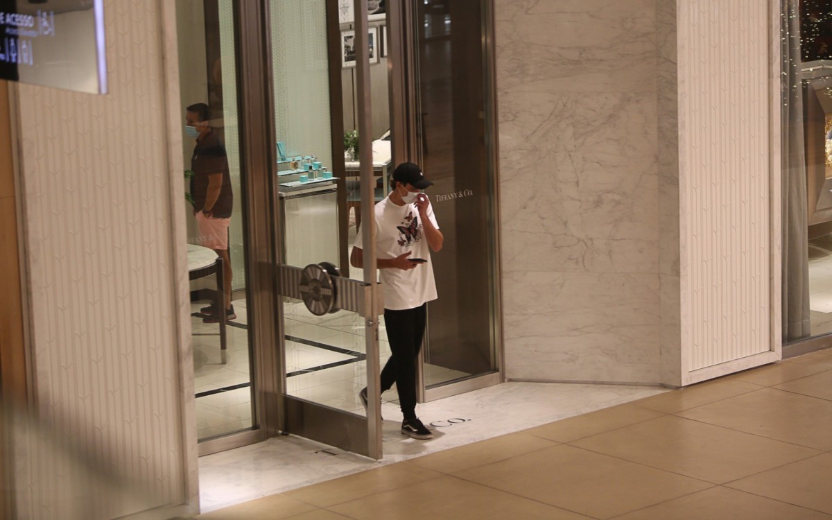 Sarah Poncio e o namorado, Bruno Krupp, v&atilde;o &agrave; joalheria em shopping do Rio