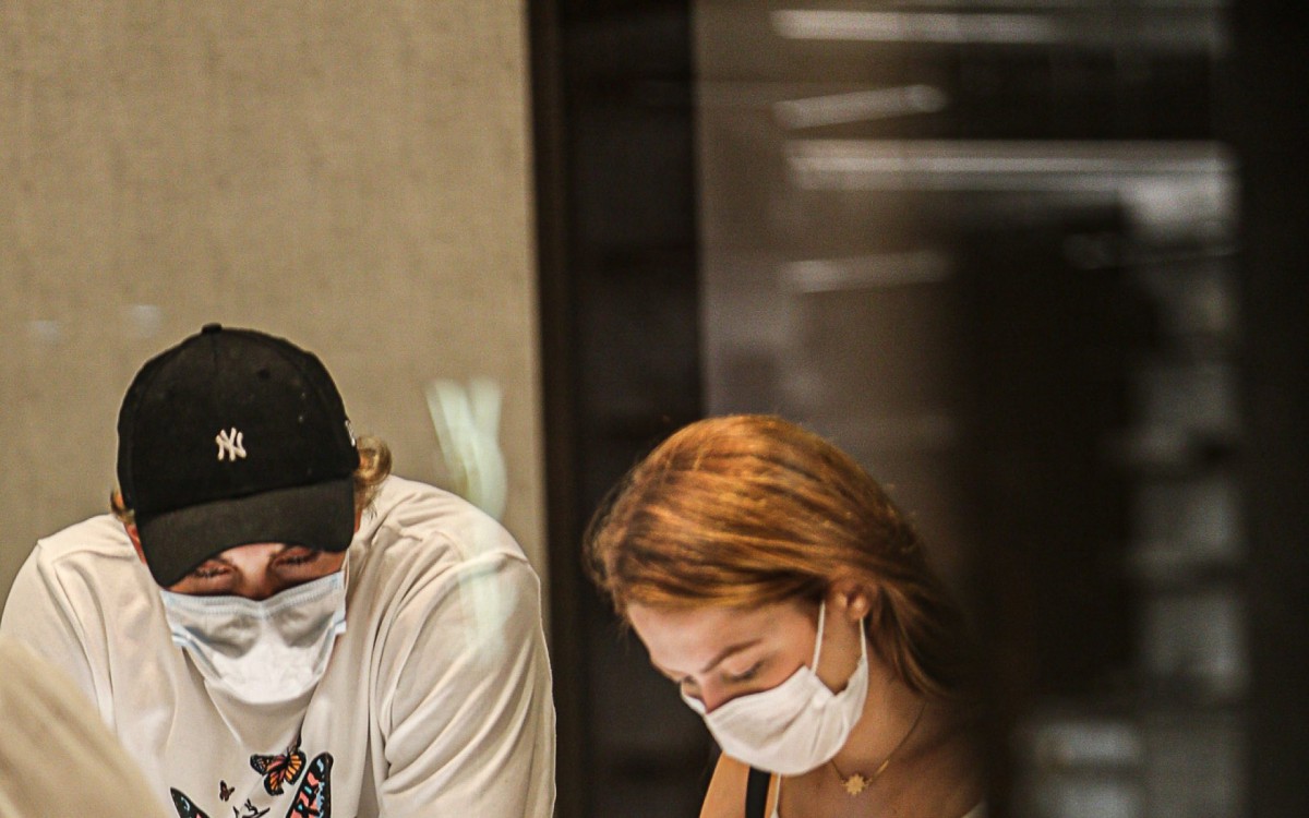 Sarah Poncio e o namorado, Bruno Krupp, v&atilde;o &agrave; joalheria em shopping do Rio