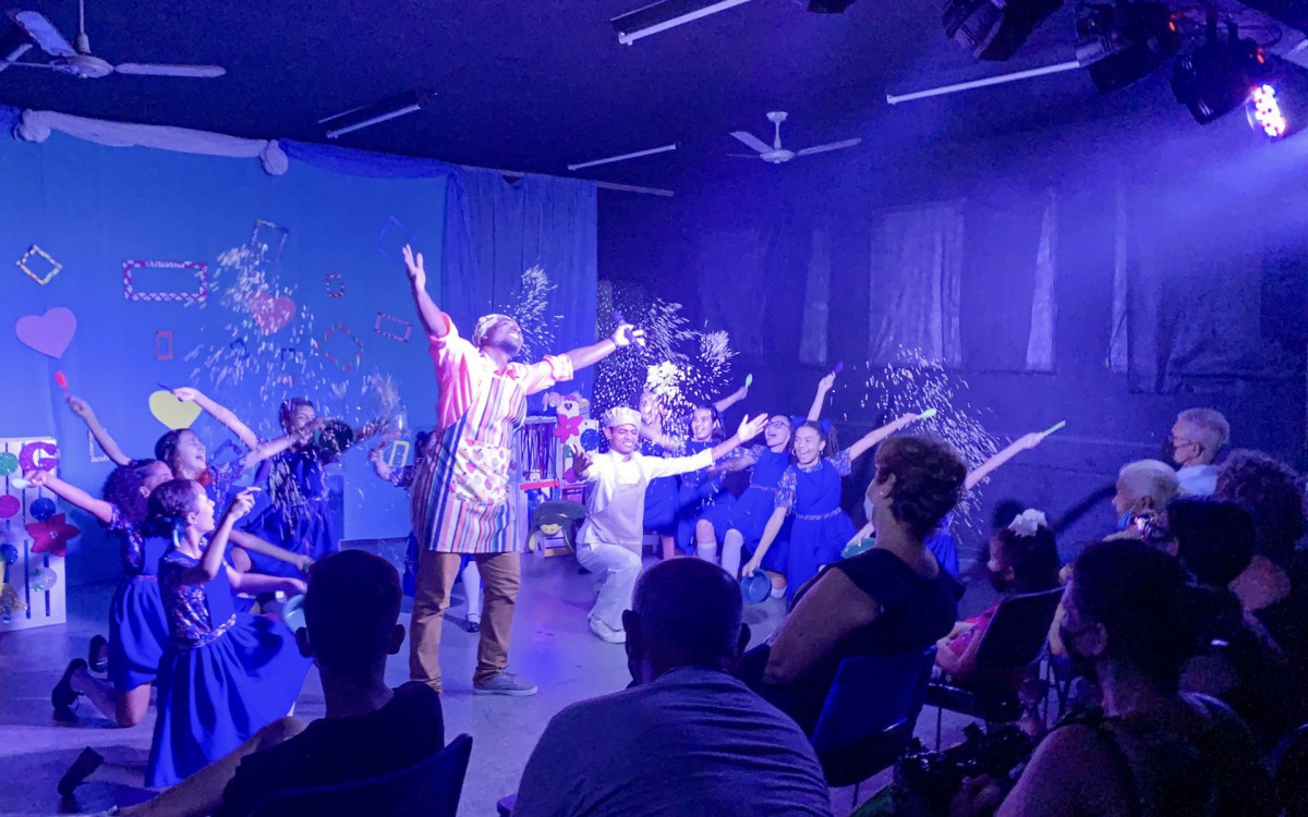 A hist&oacute;ria aborda temas como bullying, descoberta da adolesc&ecirc;ncia, acesso &agrave; educa&ccedil;&atilde;o e desigualdade social