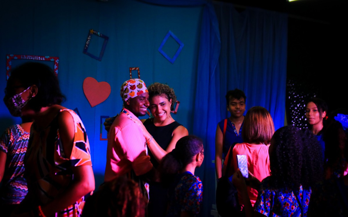 Batendo recorde de p&Atilde;&ordm;blico com as 12 apresenta&Atilde;&sect;&Atilde;&micro;es de fim de ano, o encerramento contou com 'Remexe que l&Atilde;&iexcl; vem sonho', uma dram&Atilde;&iexcl;tica narrativa no contexto de crian&Atilde;&sect;as &Atilde;&sup3;rf&Atilde;&pound;s