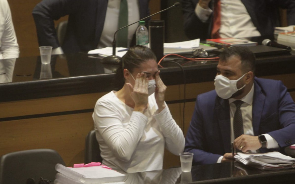 Monique recebe apoio de familiares e se emociona durante audiência - Marcos Porto / Agência O Dia