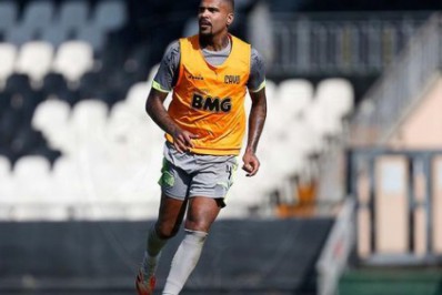 Perícia aponta que treinos e jogos pelo Vasco agravaram lesão de zagueiro