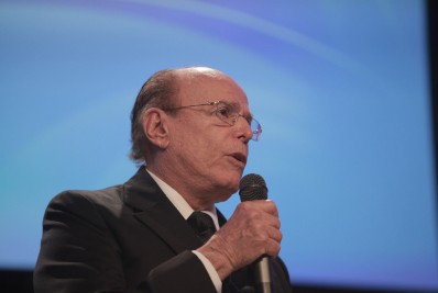 Fundador da Golden Cross — e de programa de incentivo ao estudo — recebe a Medalha Pedro Ernesto