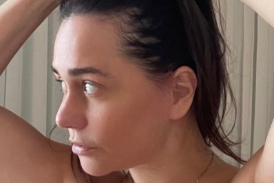 Alessandra Negrini posa sem roupa e brinca: 'Nada como um nude pra melhorar o astral'