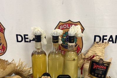 PF prende mulher com cocaína diluída em cachaça no Aeroporto do Galeão