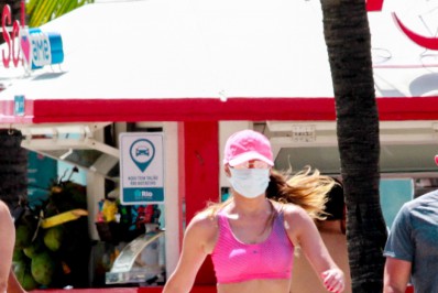 Toda colorida, Patrícia Poeta faz caminhada na orla do Rio