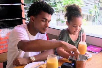 Juan Paiva, de Um Lugar ao Sol, almoça com a filha no Vidigal