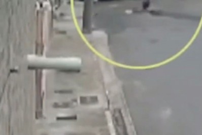 Vídeo: mulher cai em bueiro sem tampa na Bahia