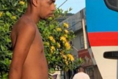 Homem é preso por  porte de drogas e pilotar moto na contra mão 