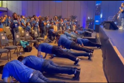 Sindicato dos bancários denuncia presidente da Caixa após funcionários pagarem flexões em evento