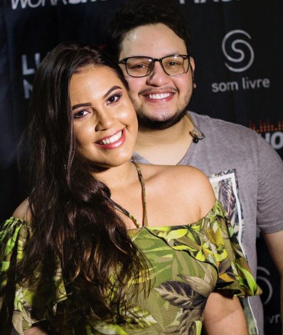 A namorada do cantor Maurílio, Luana Ramos, pediu orações pela saúde do artista que sofreu parada cardíaca - Reprodução/Instagram