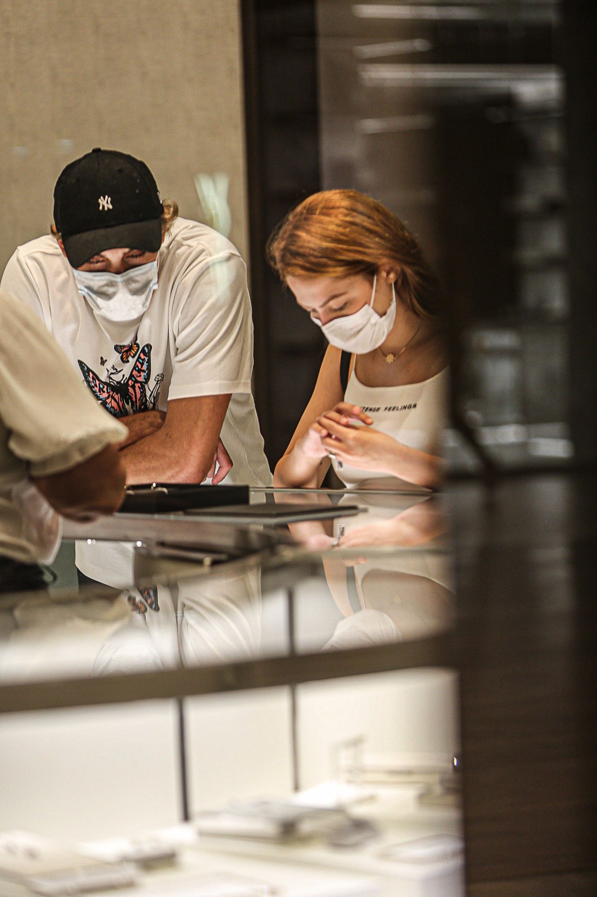 Sarah Poncio e o namorado, Bruno Krupp, vão à joalheria em shopping do Rio - Ag. News