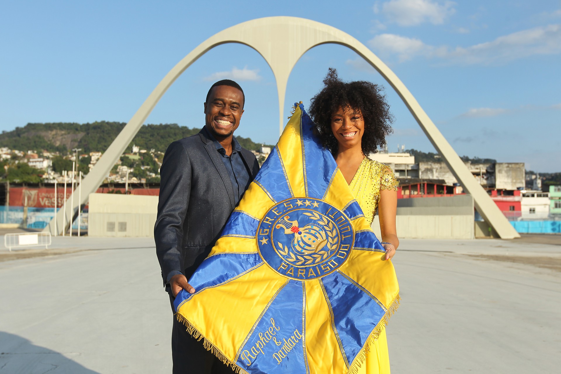 Rio de Janeiro 16/06/2021 - Preparação das escolas rumo ao Carnaval 2022, na foto acima Raphael e Dandara novo casal de mestre-sala e porta-bandeira da Paraíso do Tuiuti. Foto: Luciano Belford/Agencia O Dia - Luciano Belford/Agencia O Dia