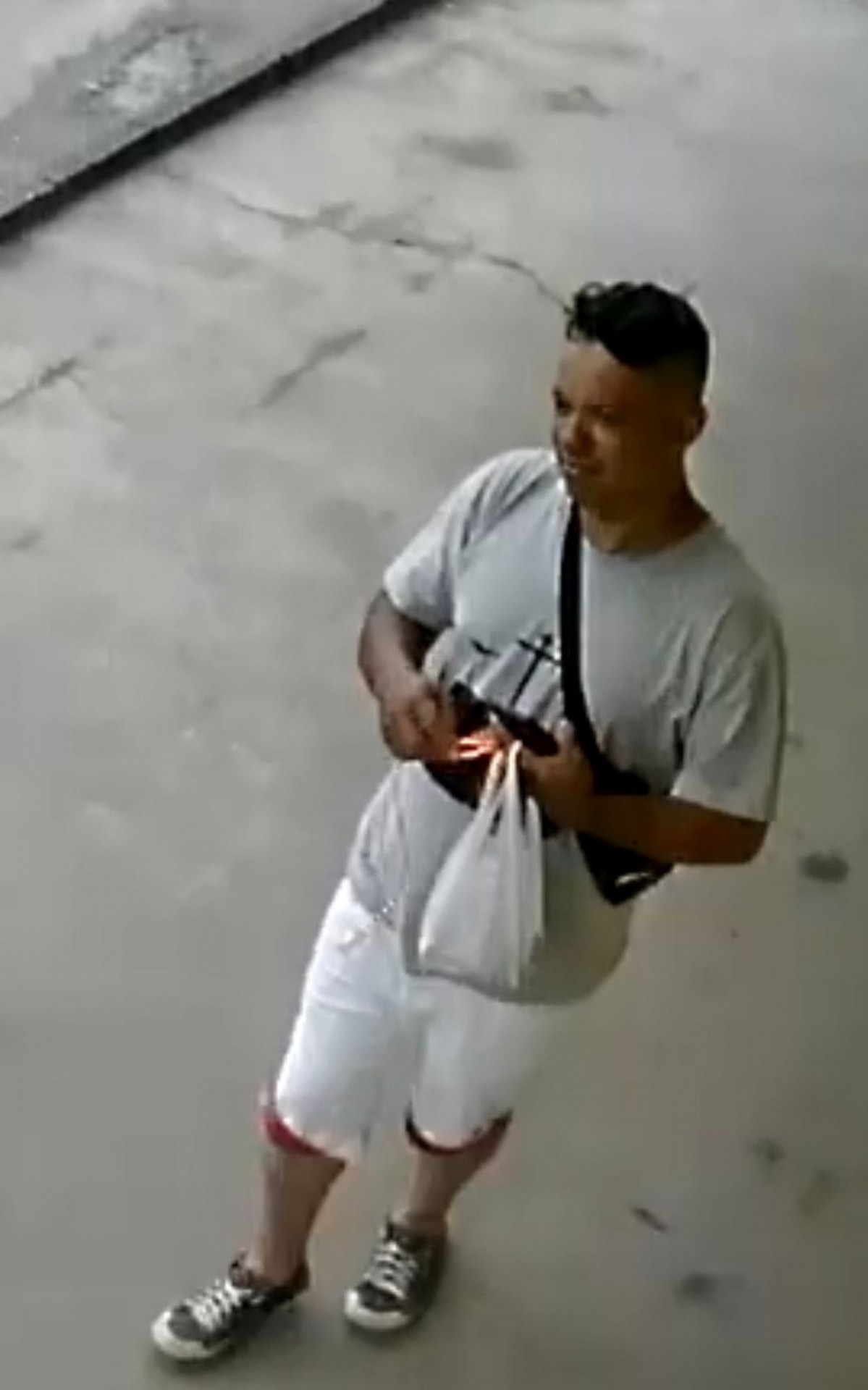 151&ordf; DP divulgou a foto do suspeito, um homem, aparentando cerca de 35 anos