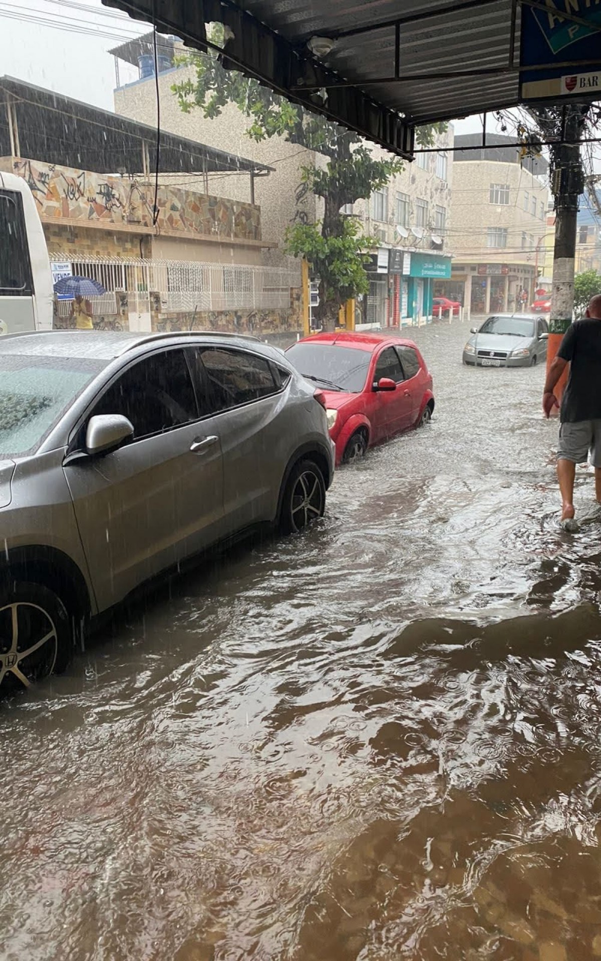 Moradores registraram nas redes sociais v&aacute;rias vias completamente alagadas