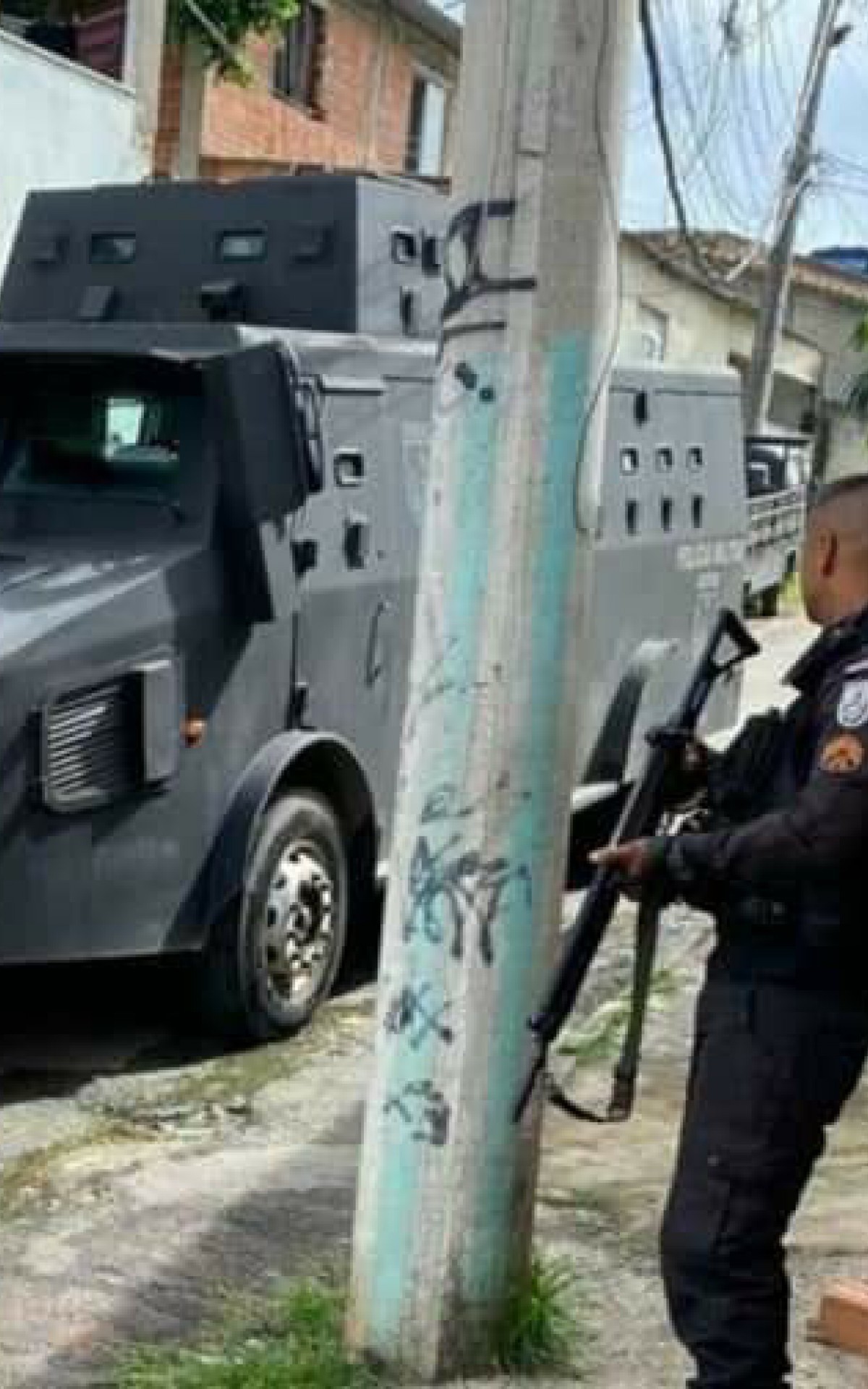 A&ccedil;&atilde;o dos militares conta com o apoio de um ve&iacute;culo blindado
